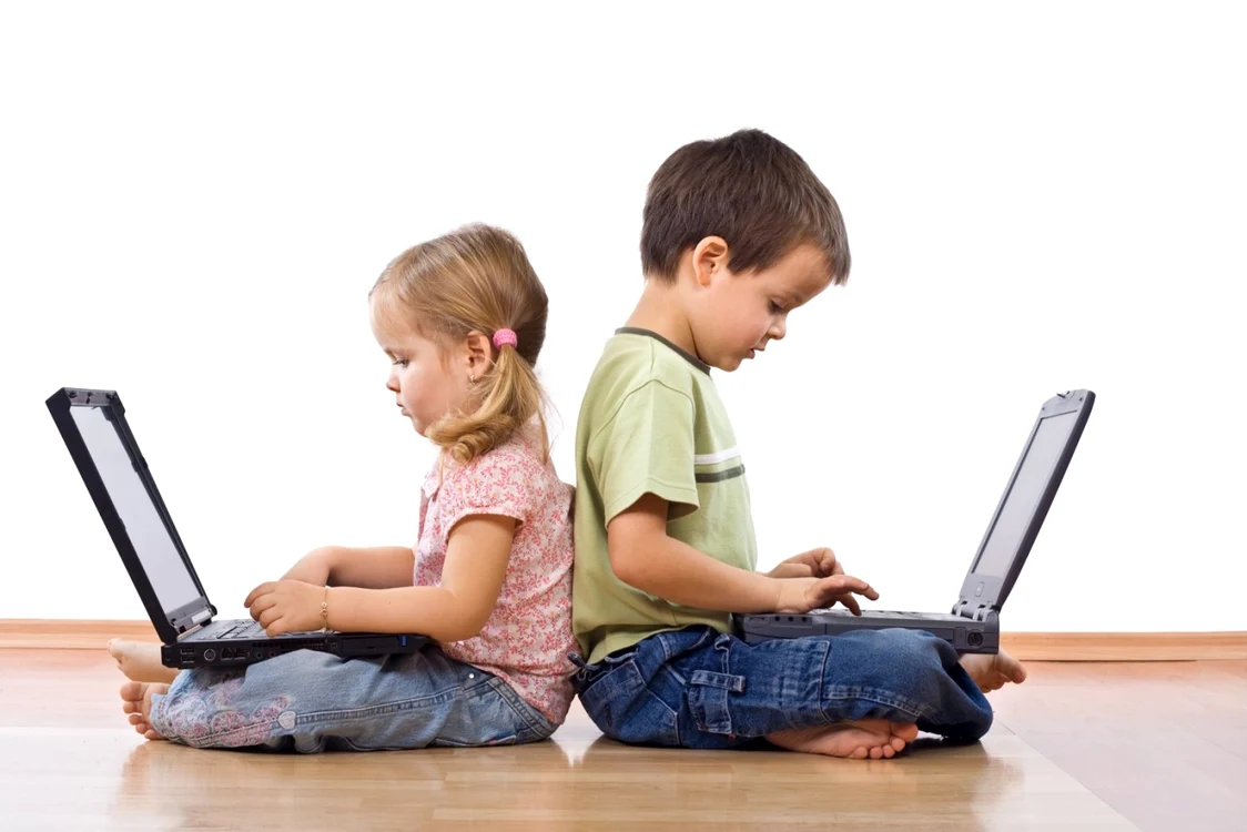 prea mult timp petrecut în faţa calculatorului dăunează dezvoltării micuţilor. FOTO Shutterstock