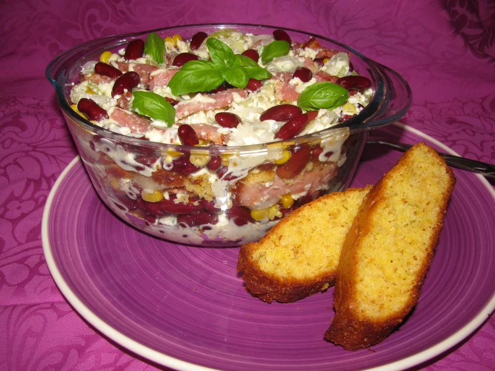 
    Salată cu pâine de porumb  
