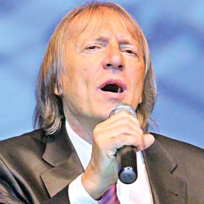 Mihai Constantinescu  îi distrează pe turiştii de  la Phoenicia, Mamaia