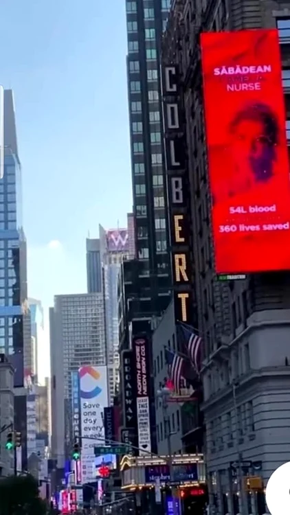 Chipul asistentei Camelia Săbădean proiectat în Times Square. Foto: Facebook/Camelia Săbădean