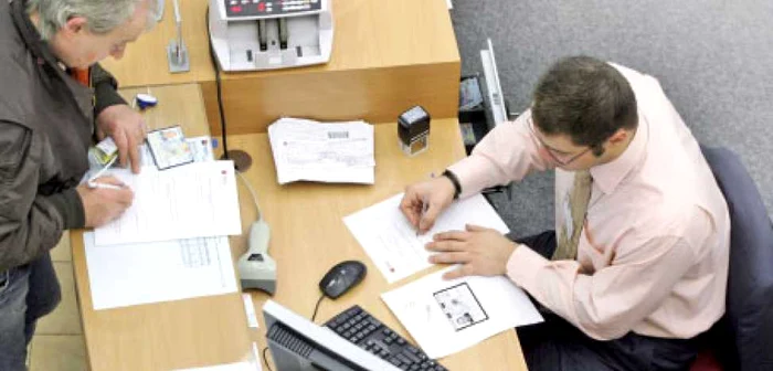 Românii cu credite ar putea trece iar pe la bancă pentru a semna noi acte adiţionale