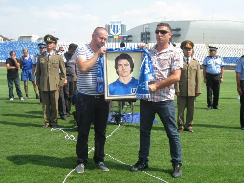 Costică Ştefănescu a fost înmormântat cu onoruri militare la Craiova