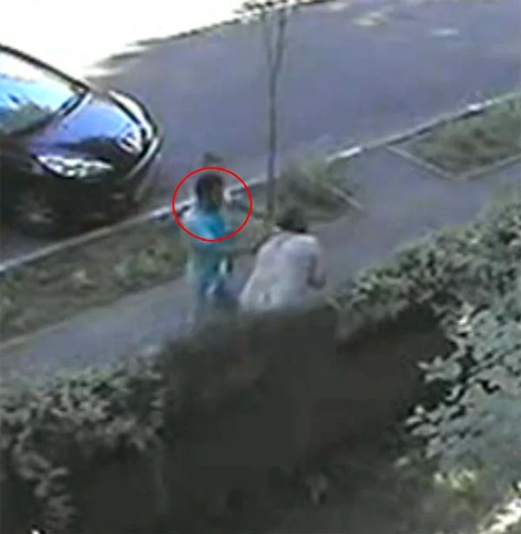
    Bărbatul vine din spatele victimei şi îi smulge bijuteriile de la gât  