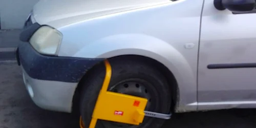 Caracatiţă la roată - maşină blocată parcare supermarket Lidl Sursa amator