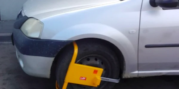 Caracatiţă la roată - maşină blocată parcare supermarket Lidl Sursa amator