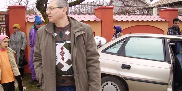 Medicul Gabriel Iliescu, se plimba agitat printre autoturismele avariate