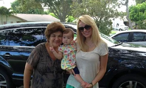 La depunerea jurământului, Catrinel a fost însoţită de soacra ei şi de fiica cea mică, Lara  (Arhiva personală) jpeg