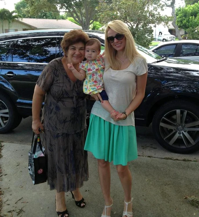 La depunerea jurământului, Catrinel a fost însoţită de soacra ei şi de fiica cea mică, Lara. (Arhiva personală)