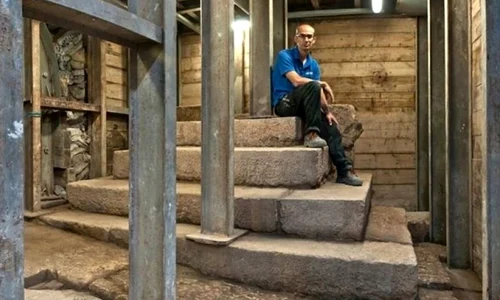 Podium misterios din piatră, vechi de 2 000 de ani, găsit în Ierusalim jpeg