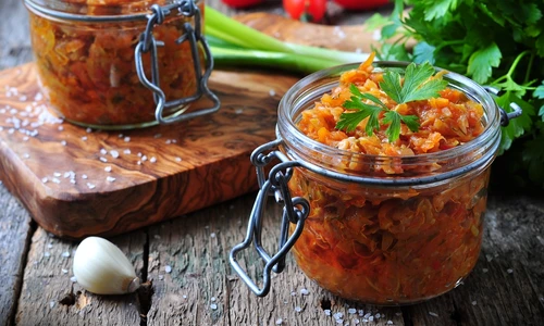 Salata la borcan  Sursa foto shutterstock 304010993 jpg