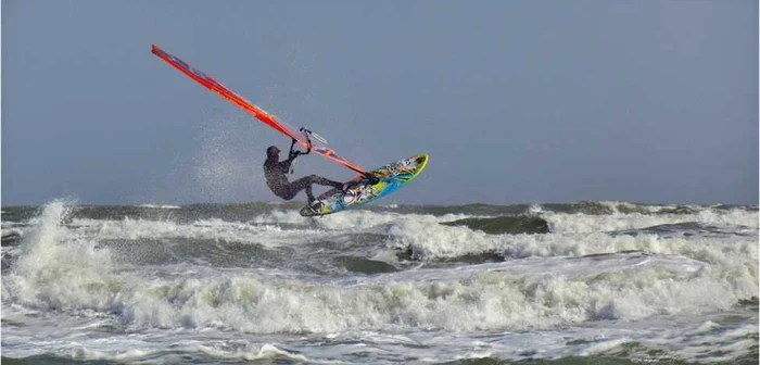 Windsurfingul, un sport spectaculos. FOTO: Dnups Team