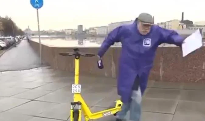 Momentul când un meteorolog rus care transmitea în direct se prăbușește pe caldarâm. Ce s-a întâmplat