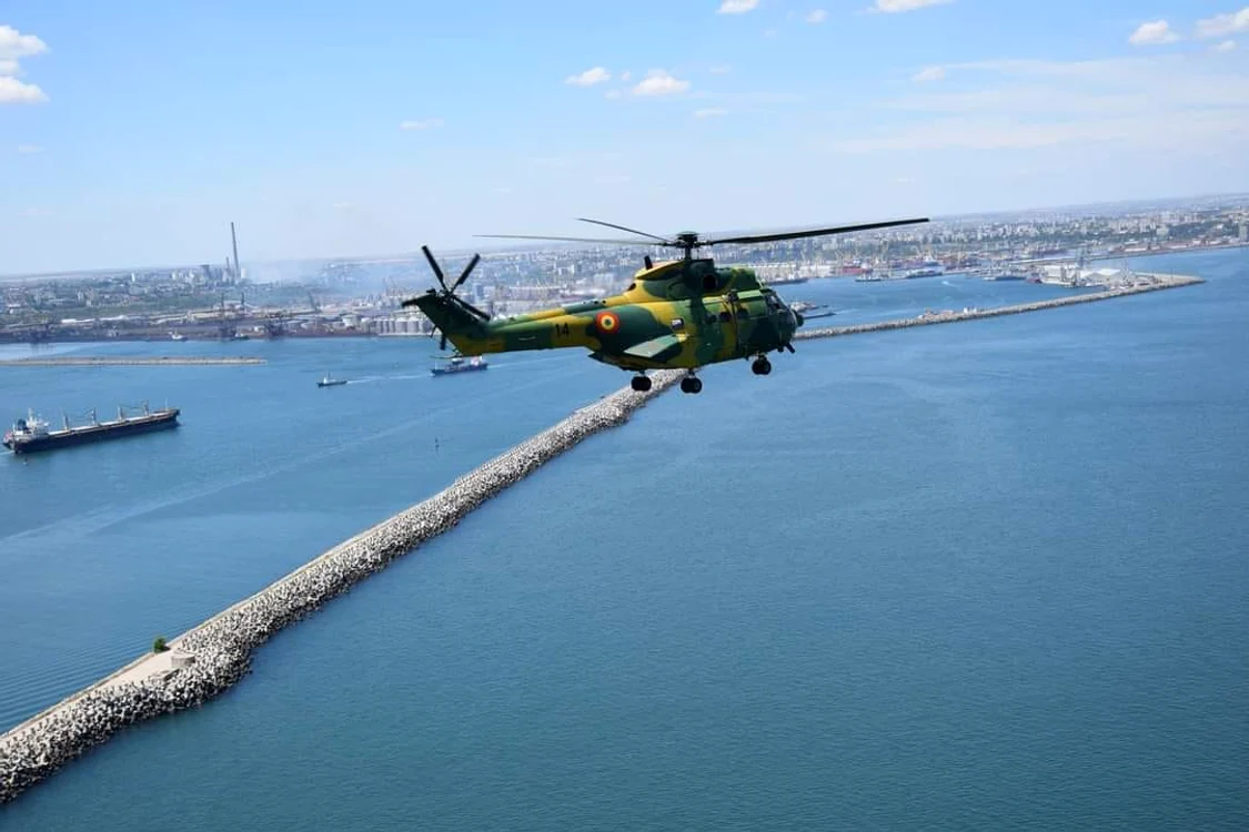 Elicopter al Forțelor Aeriene Române, în misiune de căutare pe mare. FOTO: MApN