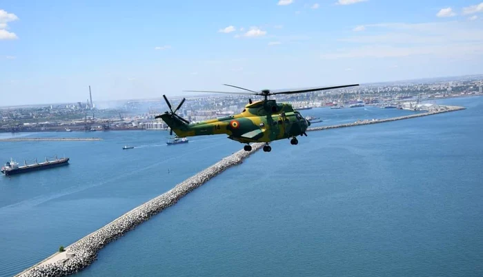 Elicopter al Forțelor Aeriene Române, în misiune de căutare pe mare FOTO: MApN