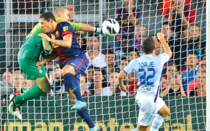 Torje (cu spatele) va încerca să răpună apărarea Barcelonei în Primera Division