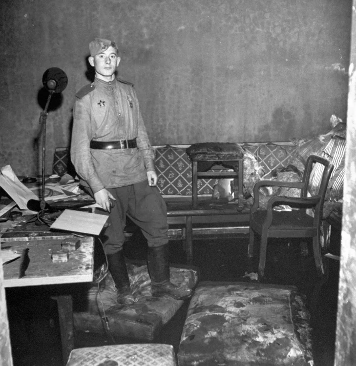 Soldat sovietic, în camera în care s-au sinucis Hitler şi Eva Braun