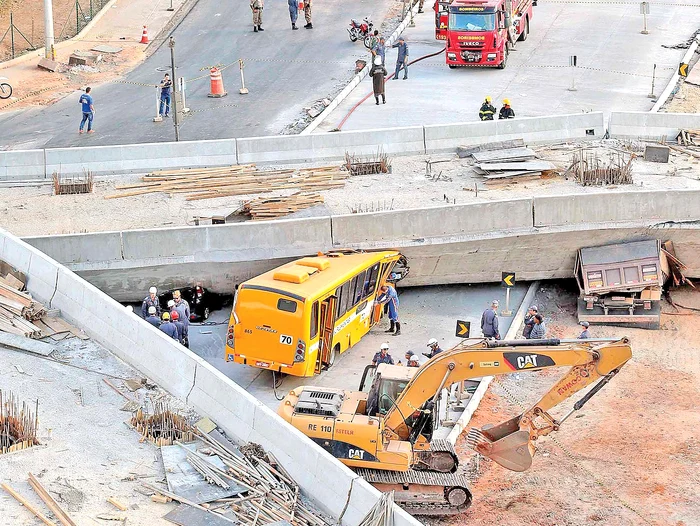 
    Pasarela s-a prăbuşit peste  un autobuz şi un camionFoto: Reuters  
