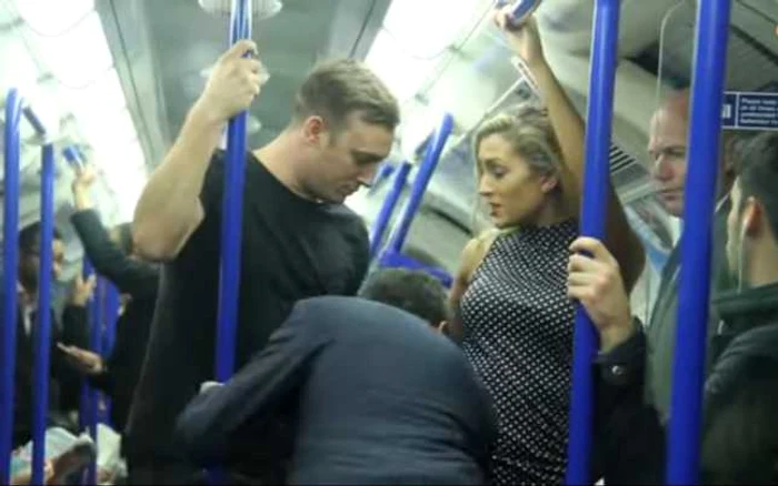 Un experiment social desfăşurat în metroul londonez, care urma să atragă atenţia asupra fenomenului hărţuirii sexuale la care femeile sunt expuse în timpul călătoriei cu transportul în comun, a arătat că oamenii nu rămân întotdeauna indiferenţi în astfel de situaţii, aşa cum se întâmplă de multe ori. Captură