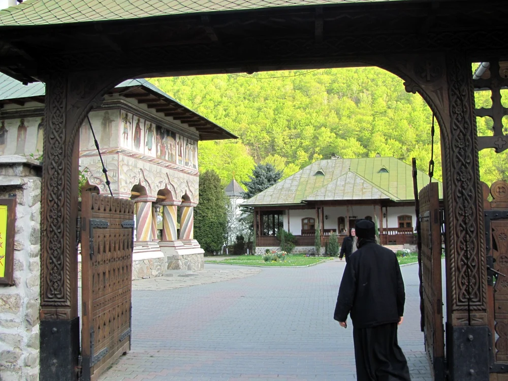 Mănăstirea Lainici este afectată de lucrările de modernizare a drumului din Defileul Jiului