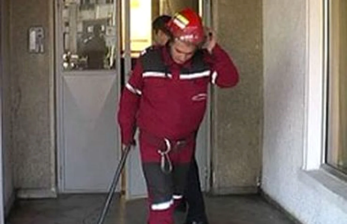 Pompierii au intervenit pentru deblocarea mai multor locuinţe.