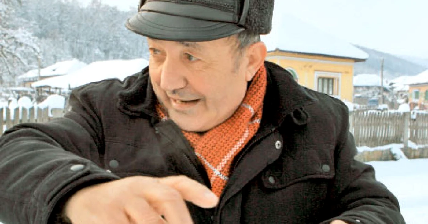 Pensionarul Nicolae Pantazică, pe uliţa din Băjeşti, satul pe care nu l-ar părăsi niciodată