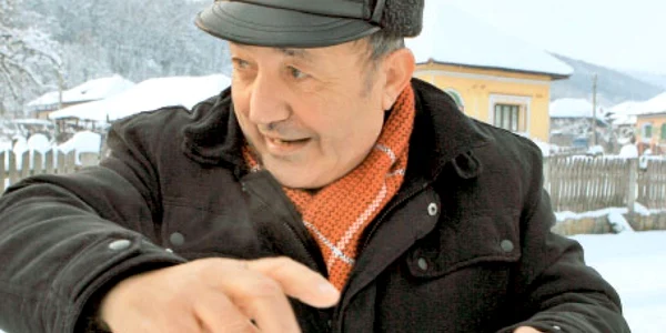 Pensionarul Nicolae Pantazică, pe uliţa din Băjeşti, satul pe  care nu l-ar părăsi niciodată   