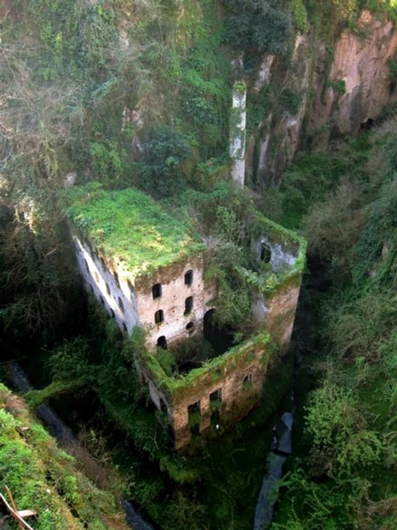 Valle dei Mulini din Sorrento este un loc fascinant dominat de natură