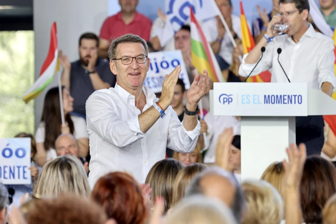 Liderul PP Alberto Núñez Feijóo în mijlocul susținătorilor săi FOTO EPA-EFE