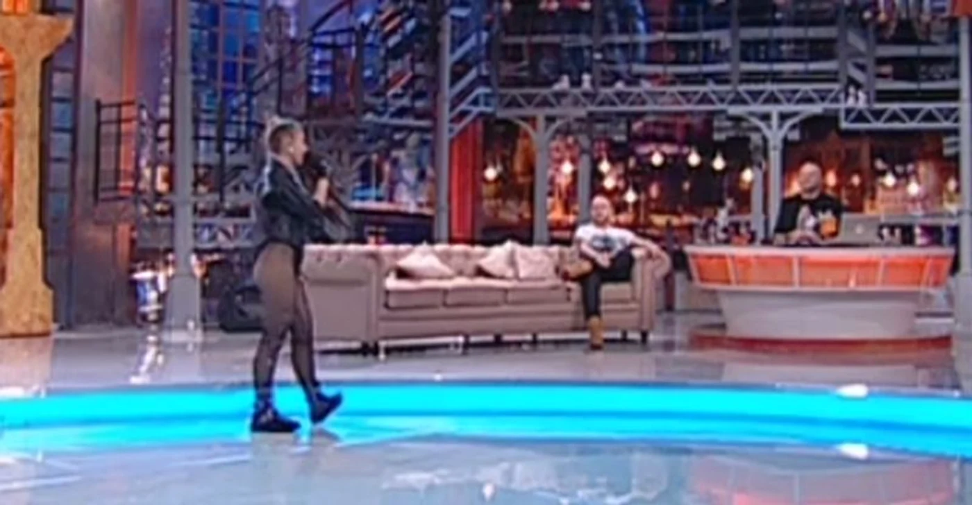 Solista a uitat că nu este în dormitor şi a venit în body şi la tv