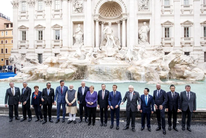 Summitul G20 de la Roma, Lideri de stat şi de guvern în faţa celebrei Fontana di Trevi. Foto EPA EFE