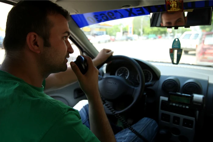 Şoferii folosesc staţiile pentru a comunica în trafic. 