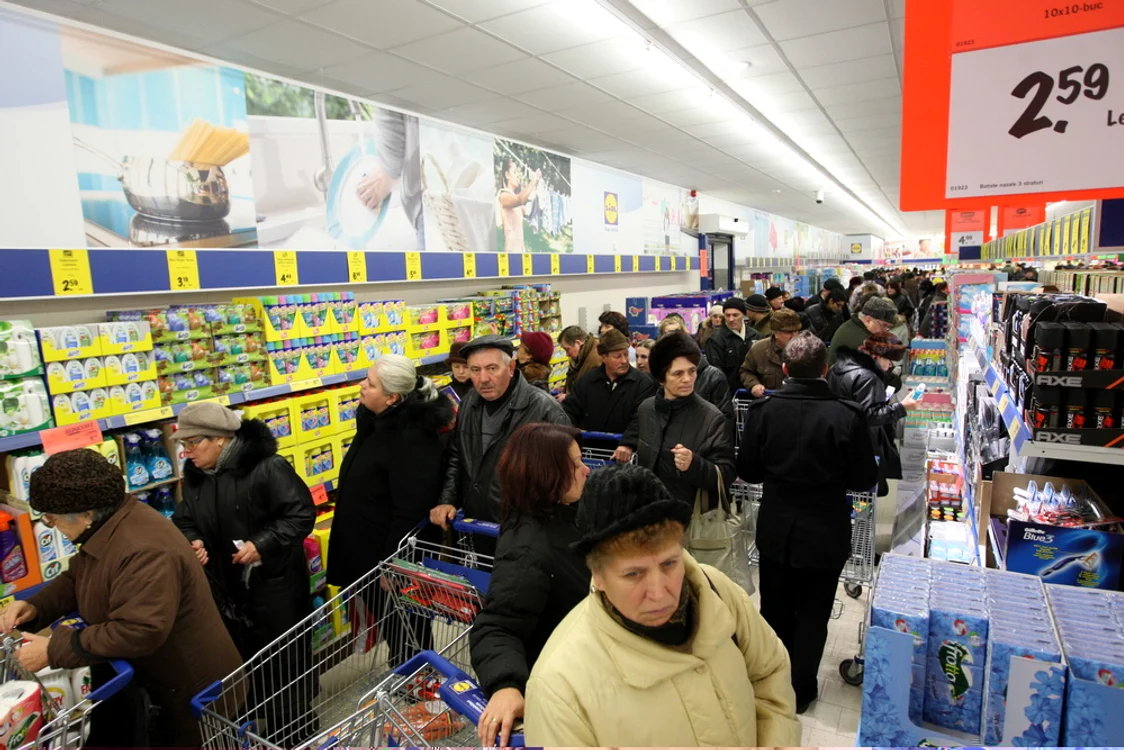 Ieşenii s-au înghesuit la cumpărături