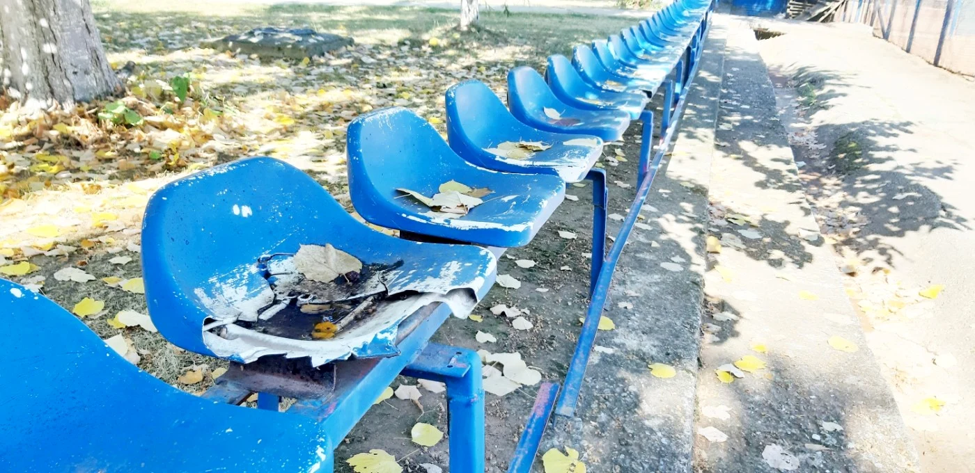 Zeci de scaune rupte zac abandonate lângă terenurile de tenis FOTO: Marius Ionel
