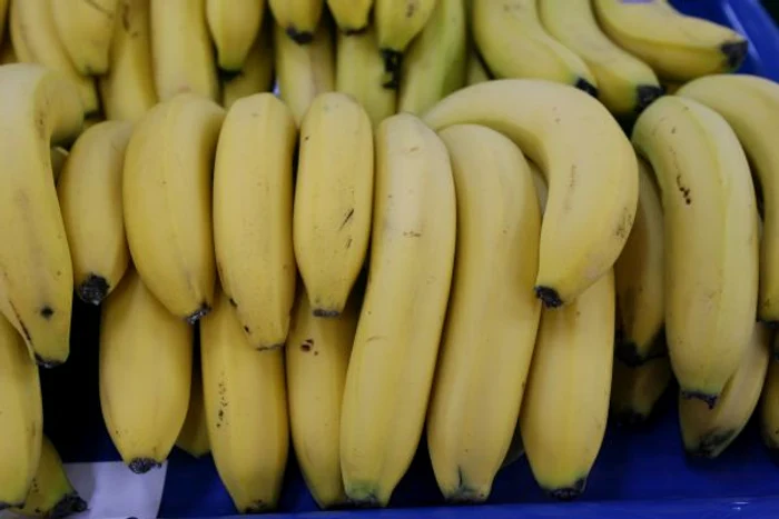 Acidul salicilic şi acidul citric care se regăsesc în banane ajută la albirea şi protejarea danturii