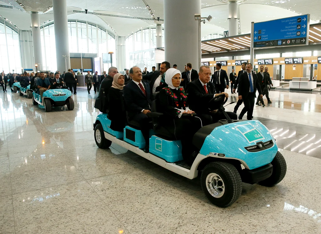 
    Tayyip Recep Erdogan a condus o maşină de golf prin aeroportul internaţional Istanbulfoto EPA  