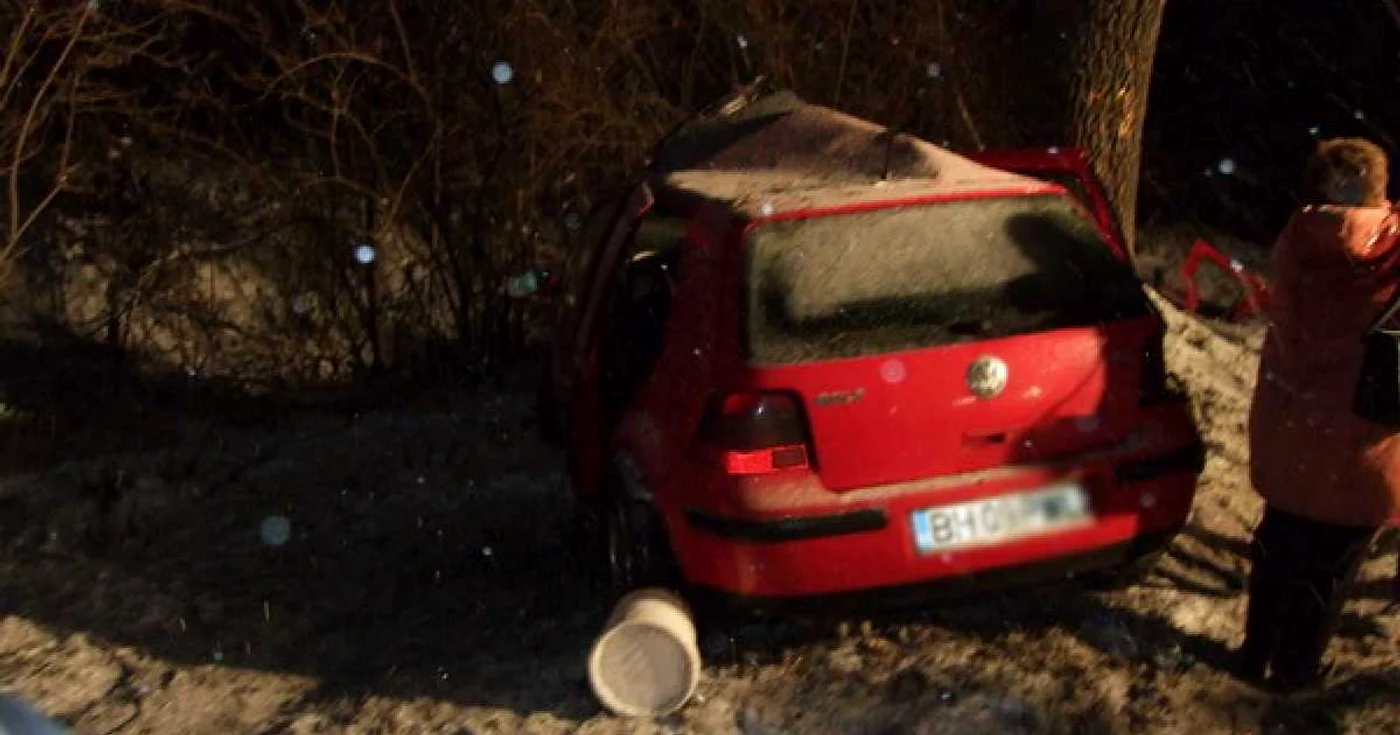Mașina a ieșit de pe carosabil și s-a oprit într-un copac