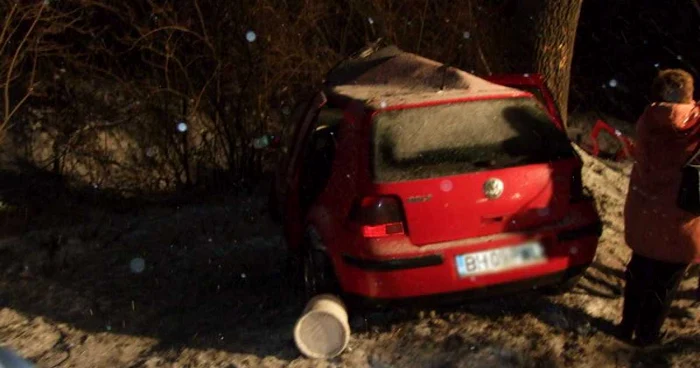 Mașina a ieșit de pe carosabil și s-a oprit într-un copac
