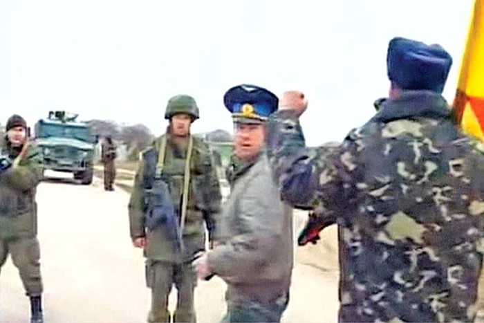 Militarii de pe vasul ucrainean Ternopil “blindează” ambarcaţiunea cu saltele de dormit (Fotografii: AFP/ Photoland / Caters / BBC)