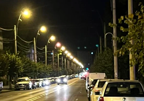 Bulevardele din Onești sunt iluminate doar pe o parte FOTO Laurențiu Neghină