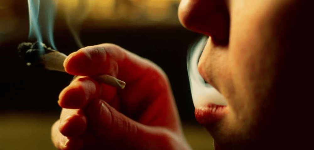 Statistici îngrijorătoare: cei care au început să consume marijuana la o vârstă fragedă şi-au păstrat acest obicei