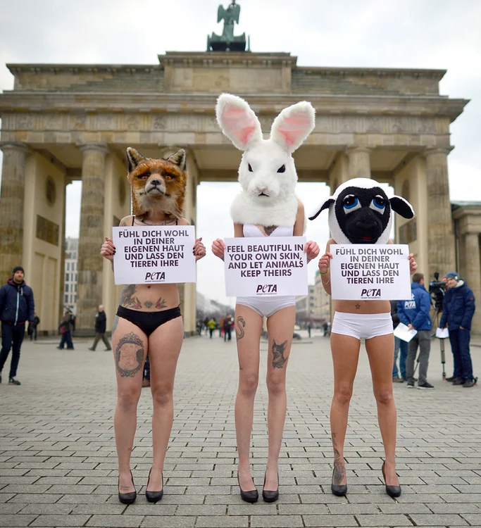 Activistele PETA au ieşit în faţa porţii Brandenburg din Berlin, cu pancardeFoto: Guliver/Getty