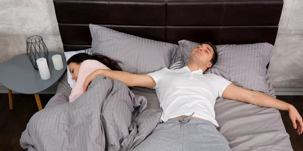 Cuplu care doarme in pat - pozitii de somn FOTO Shutterstock 