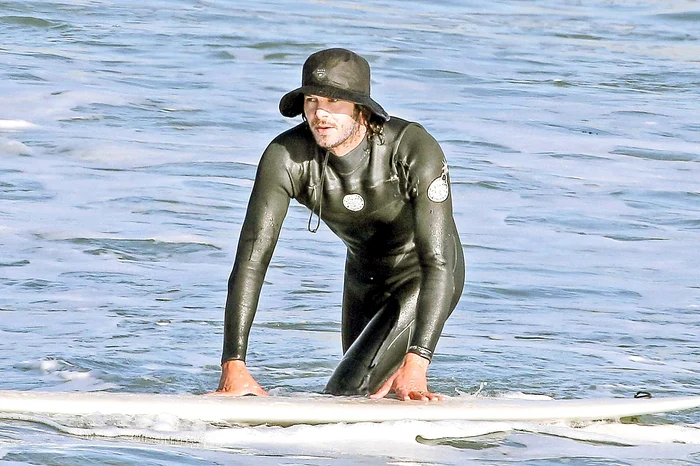 Adam Brody şi  Leighton Meester  au făcut surf  în Malibu