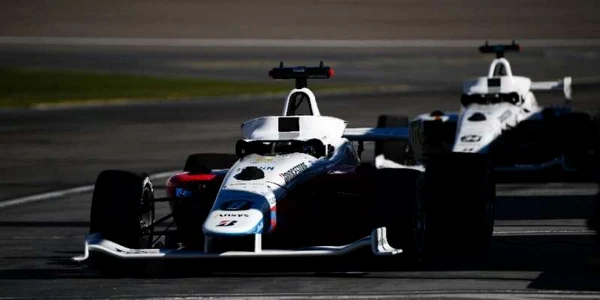două maşini de curse fără pilot s-au întrecut la expoziţia Consumer Electronics Show din Las Vegas FOTO via techxplore.com