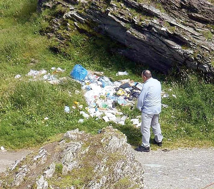 Peisajele încântătoare se pierd printre mormanele de gunoaie