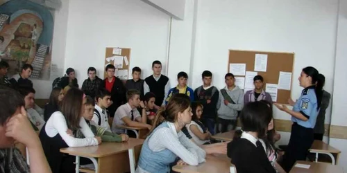 Poliţiştii, în liceele sighişorene