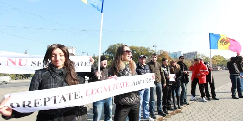 Tinerii au protestat în fața clădirii Guvernului