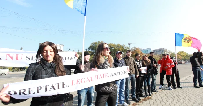 Tinerii au protestat în fața clădirii Guvernului