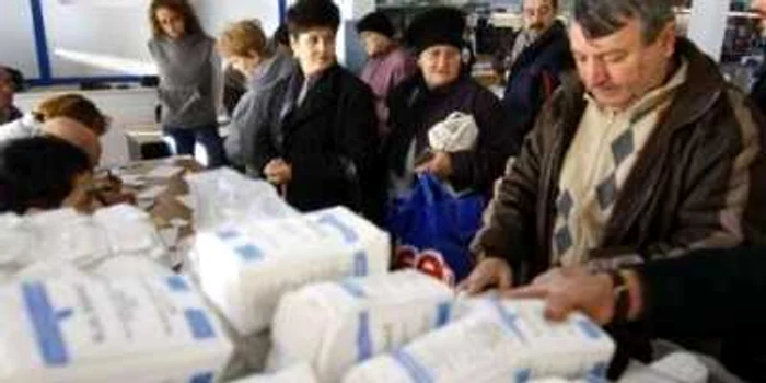 Hunedorenii "defavorizaţi" primesc câte 15 kilograme de făină şi patru de zahăr.