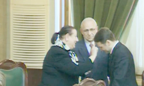 Dan Şova a fost uns cu ulei sfinţit de colega sa, senatoarea Ruxandra Jipa jpeg